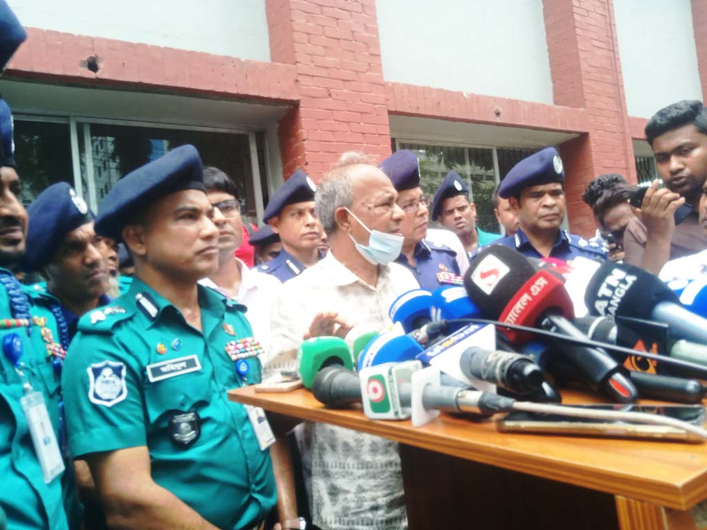 উত্তরার শিল্প পুলিশ সদর দপ্তর ও উত্তরা পূর্ব থানা পরিদর্শন শেষে আজ দুপুরে উত্তরা পূর্ব থানা প্রাঙ্গণে সাংবাদিকদের সঙ্গে কথা বলেন স্বরাষ্ট্র উপদেষ্টা জাহাঙ্গীর আলম চৌধুরী। ছবি: আজকের পত্রিকা