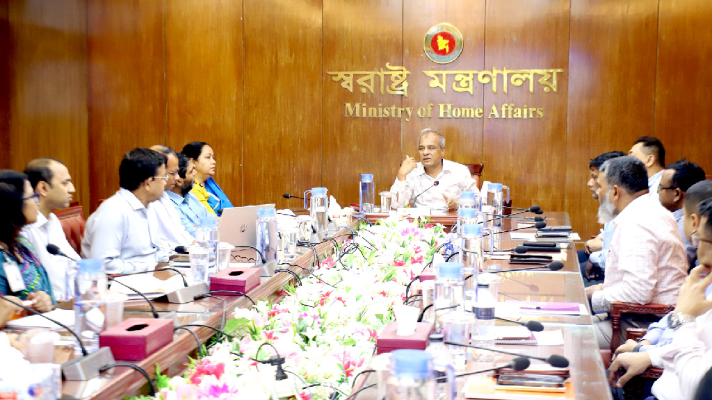 পাসপোর্ট ও ভিসা উইংয়ের কর্মকর্তাদের সেবার মনোভাব নিয়ে কাজ করতে হবে: স্বরাষ্ট্র উপদেষ্টা