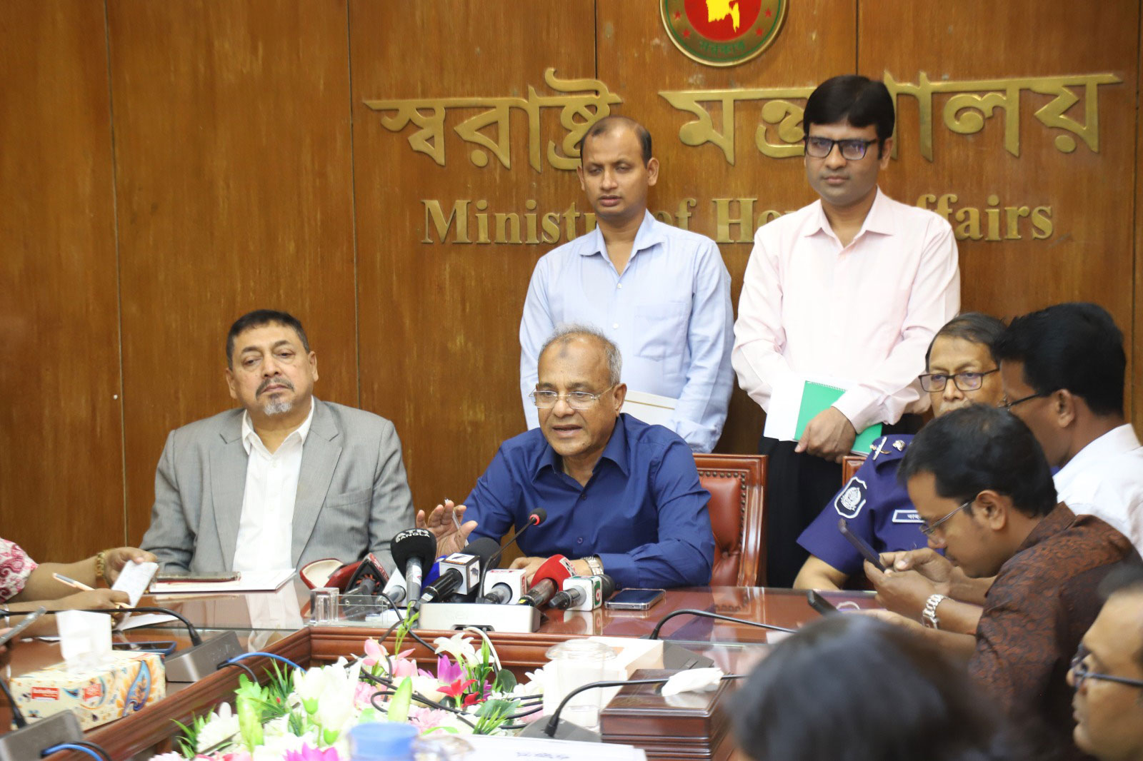 লুট হওয়া অস্ত্রের সন্ধান দিলে ৫ লাখ টাকা পর্যন্ত পুরস্কার: স্বরাষ্ট্র উপদেষ্টা