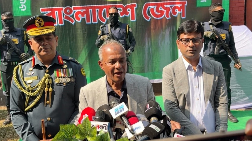 ফ্যাসিস্ট ও সন্ত্রাসীরা দেশ ছেড়ে পালানোয় নির্বাচন ভন্ডুলের শঙ্কা নেই: স্বরাষ্ট্র উপদেষ্টা