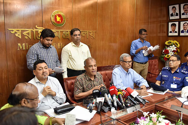 বৈঠক চলাকালে স্বরাষ্ট্র উপদেষ্টাকে প্রধান উপদেষ্টার ফোনকল, না পেয়ে ডাকসু নির্বাচন নিয়ে এসএমএস