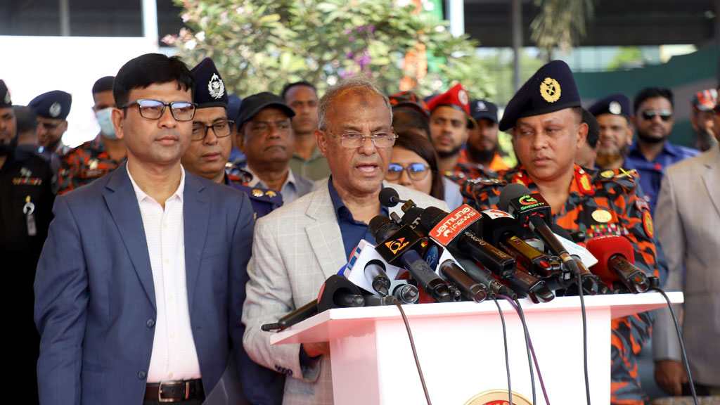 লুট হওয়া ভারী অস্ত্র বাইরে নেই: স্বরাষ্ট্র উপদেষ্টা