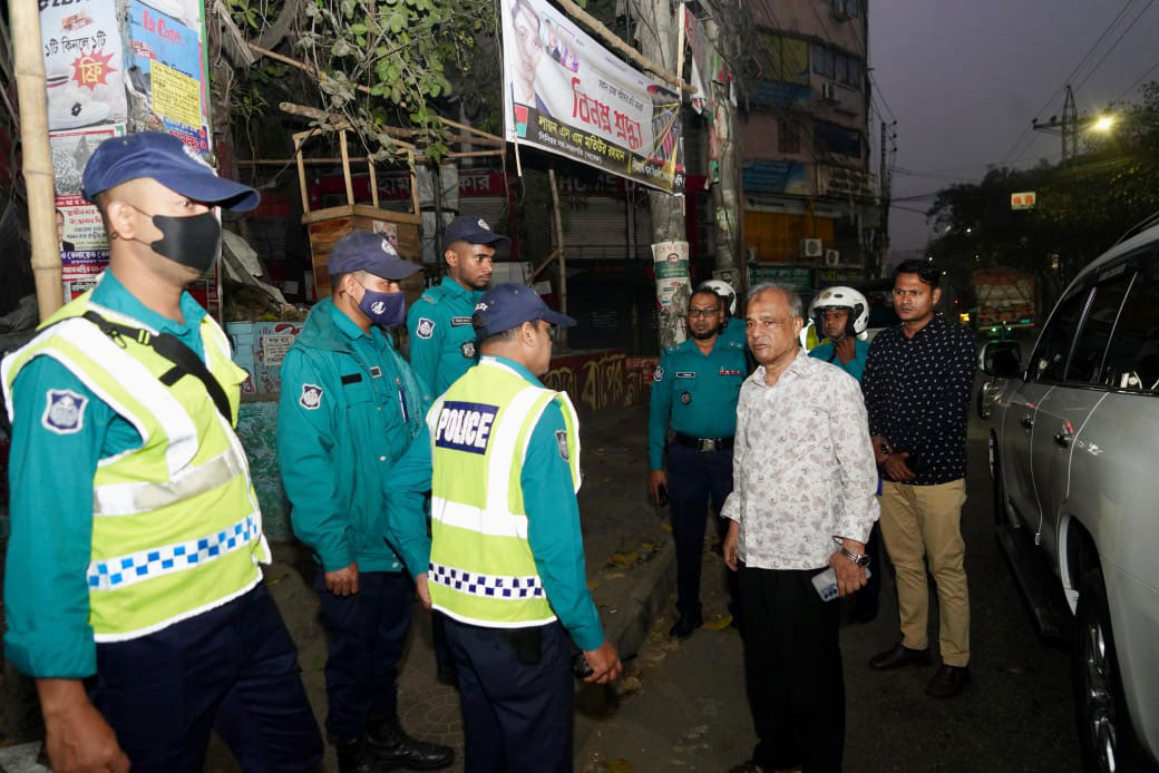 হঠাৎ ভোরে রাজধানীর ৪ থানা পরিদর্শনে স্বরাষ্ট্র উপদেষ্টা