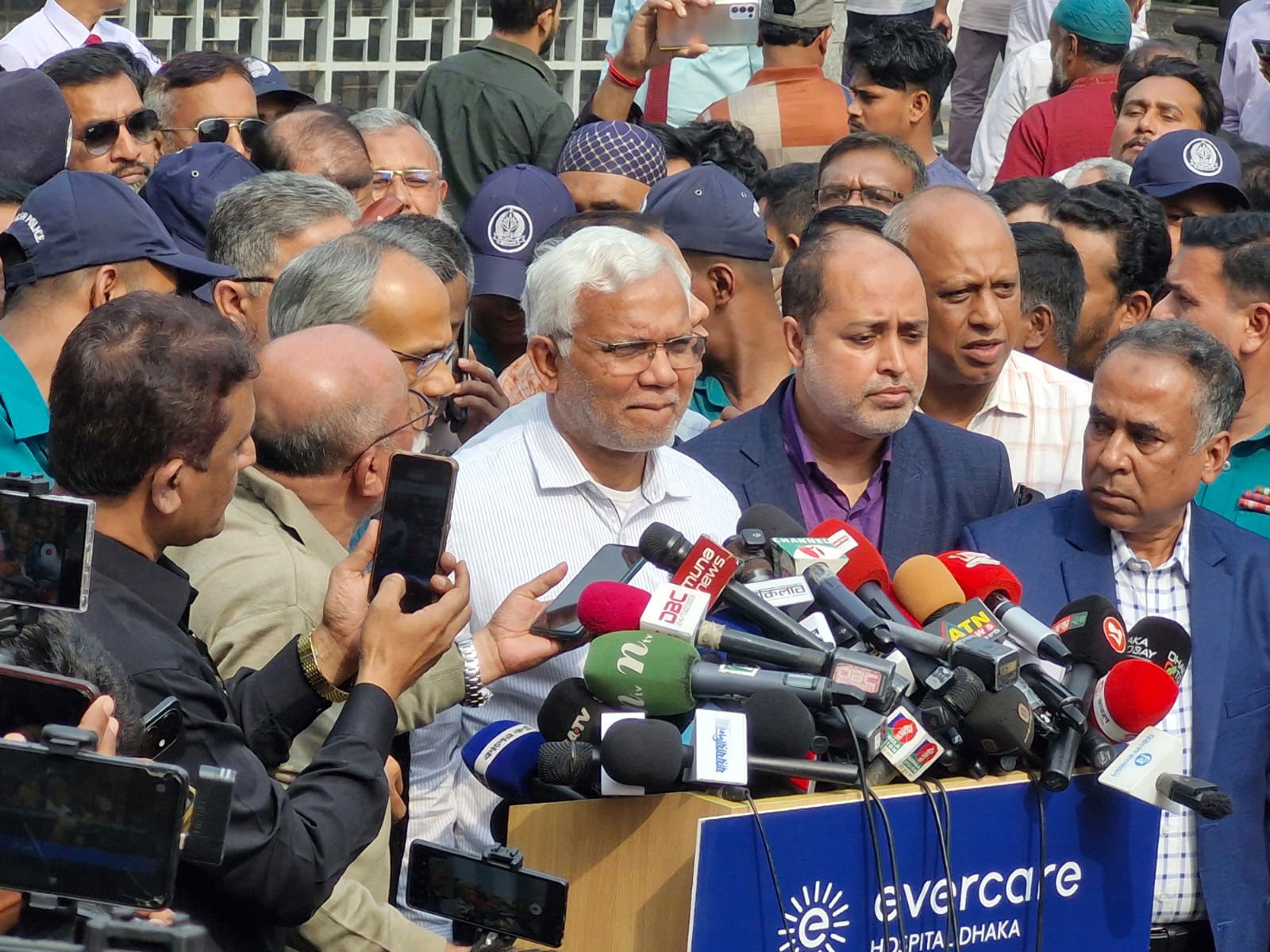 খালেদা জিয়ার অসুস্থতার কথা বলতে গিয়ে কেঁদে ফেললেন ডা. জাহিদ