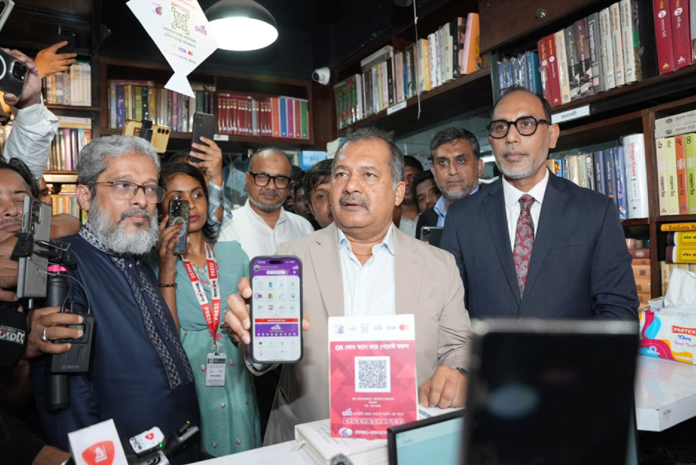 বাংলা কিউআর ব্যবহার করে কেনাকাটা করলেন তথ্যমন্ত্রী
