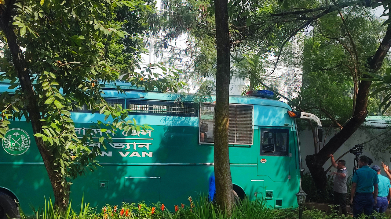 ১৩ সেনা কর্মকর্তাকে ট্রাইব্যুনালে আনা হচ্ছে, র‍্যাব-বিজিবির কঠোর নিরাপত্তা