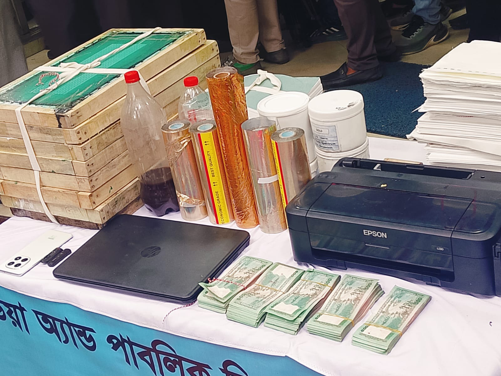 হাটবাজার ও শপিং মলে জাল নোট সরবরাহ করতেন তাঁরা