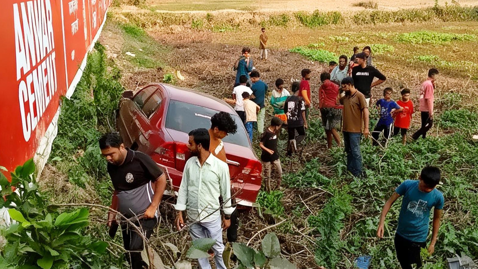 রাজাপুরে নৌবাহিনী কর্মকর্তার প্রাইভেট কার খাদে, শিশু নিহত