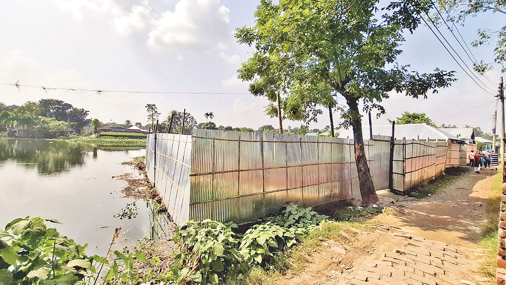 নীলফামারীর সৈয়দপুর: রেলের জলাশয় ভরাট
করে ‘প্লট বিক্রি’