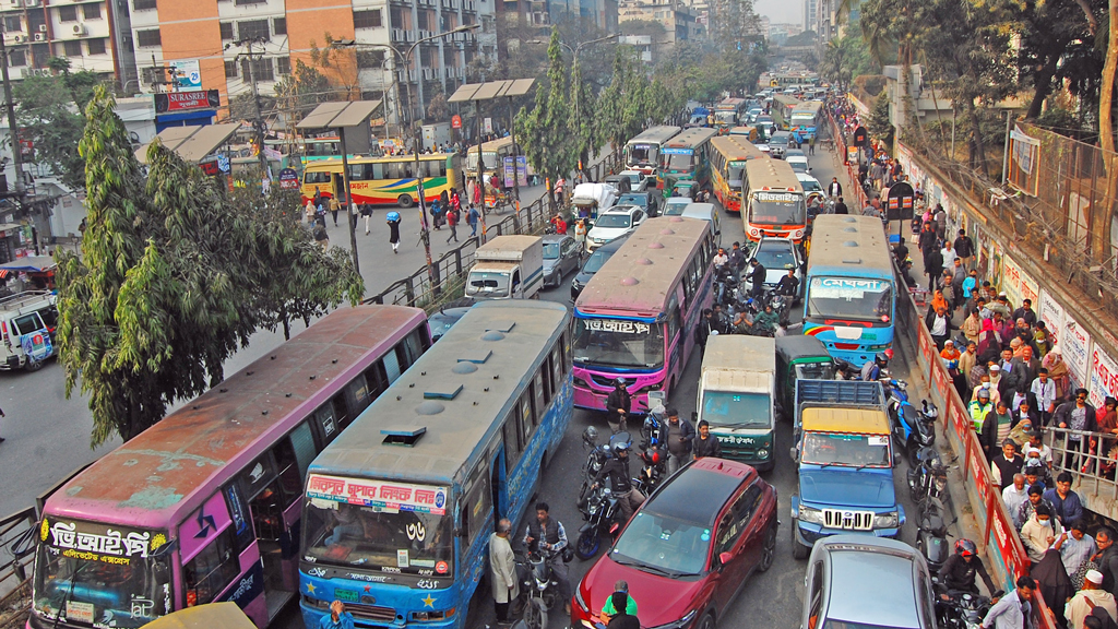 দুর্বল সরকার পেয়ে যে যা ইচ্ছা করছে-তীব্র যানজটে ভোগান্তির শিকার যাত্রী