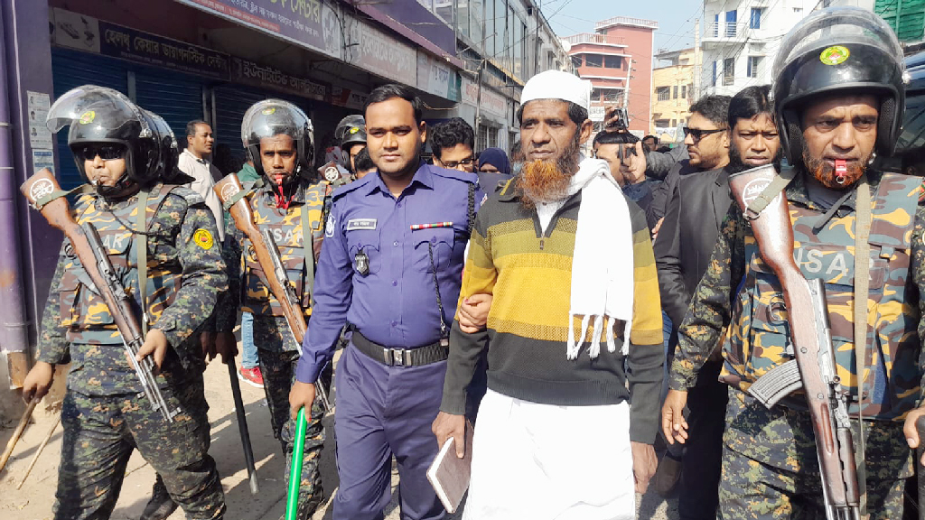 ৭৯ হাজার টাকাসহ কেন্দ্রের সামনে থেকে জামায়াতের ওয়ার্ড সভাপতি আটক