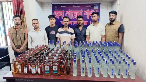 ২১৭ বোতল ভারতীয় মদ নিয়ে ছাত্রদল নেতাসহ গ্রেপ্তার পাঁচ