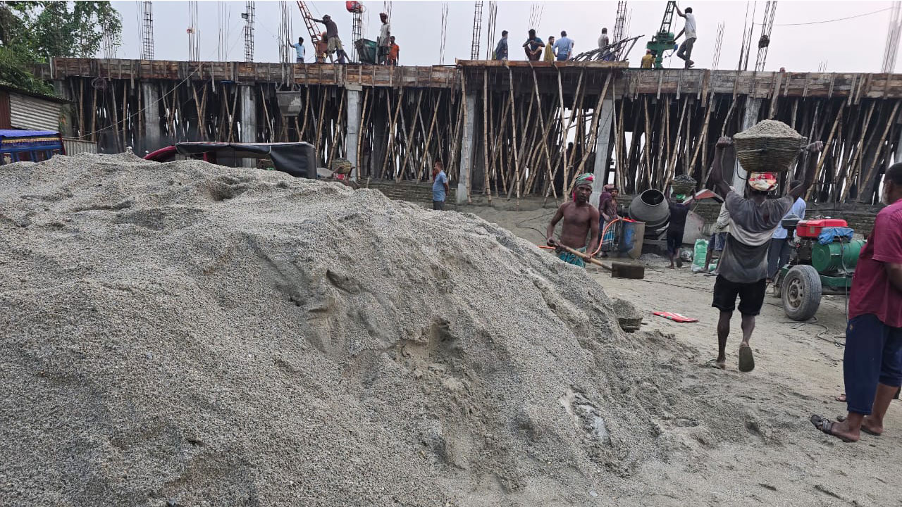 সাড়ে ৪ কোটি টাকার আশ্রয়কেন্দ্রে নিম্নমানের বালু ব্যবহারের অভিযোগ, ছাদ ঢালাইয়ে বাধা