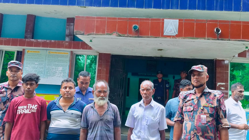 জামালপুরে সীমান্ত থেকে উদ্ধার ষষ্টি চন্দ্র বর্মণকে পরিবারের কাছে হস্তান্তর