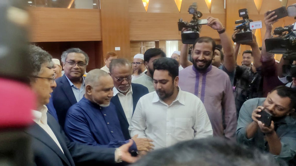 প্রধান উপদেষ্টা ফোনে কথা বলার পর ‘অভিমান ভেঙেছে’ জামায়াতের