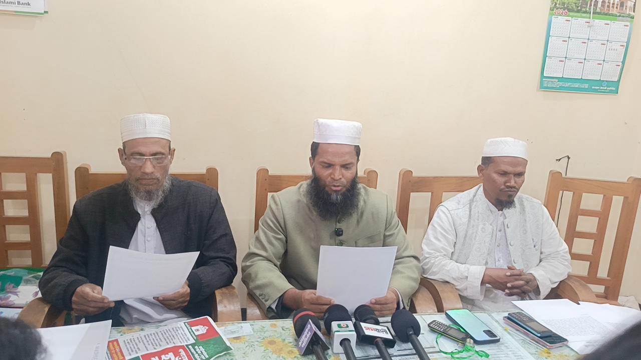 সংঘর্ষের পর বিএনপির বিরুদ্ধে সংবাদ সম্মেলন করে জামায়াত। ছবি: আজকের পত্রিকা