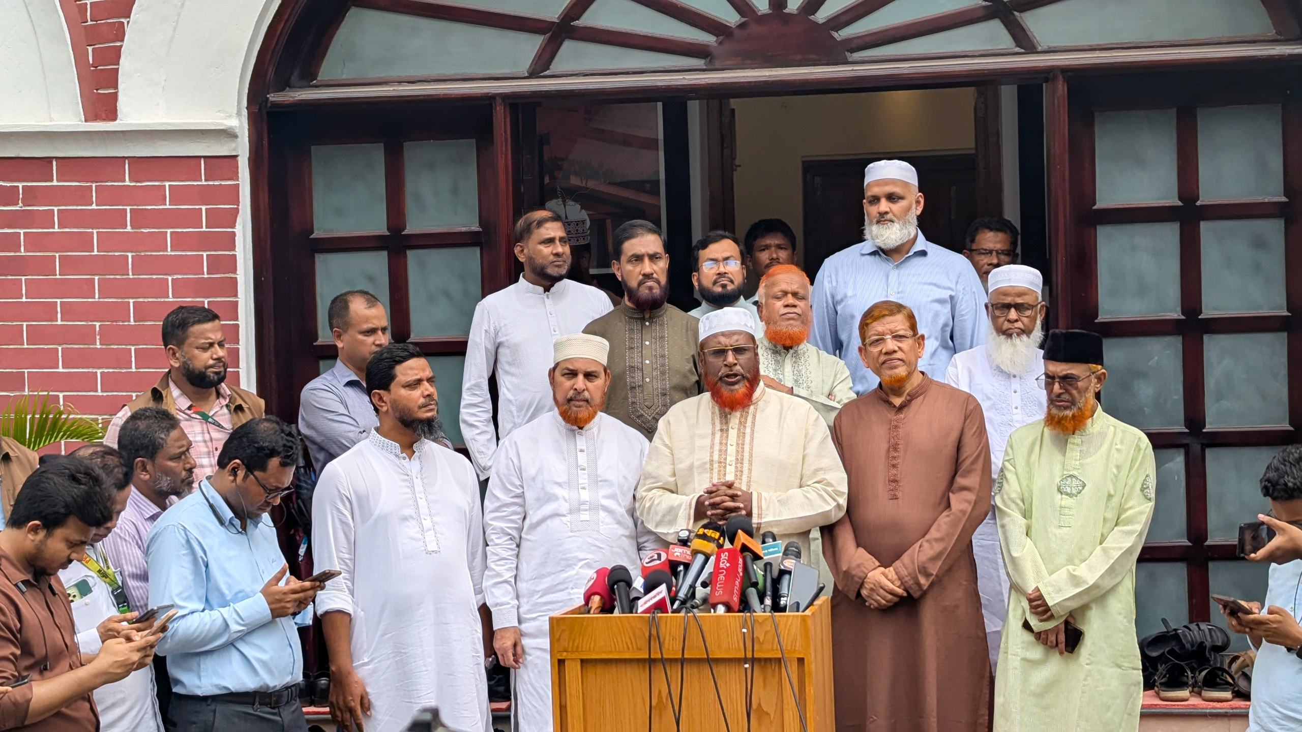 মতবিনিময় সভা শেষে প্রেস ব্রিফিংয়ে দলের সেক্রেটারি জেনারেল মিয়া গোলাম পরওয়ার। ছবি: আজকের পত্রিকা