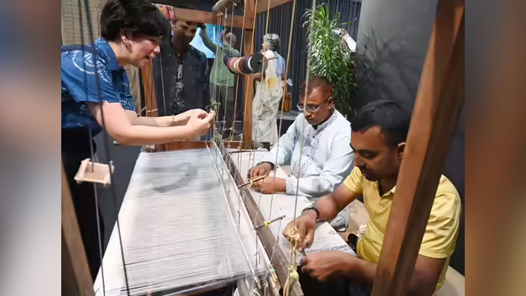 দিল্লিতে বাংলাদেশের জামদানির ব্যতিক্রম প্রদর্শনী, মুগ্ধ ‘উমরাও জান’-এর পরিচালক