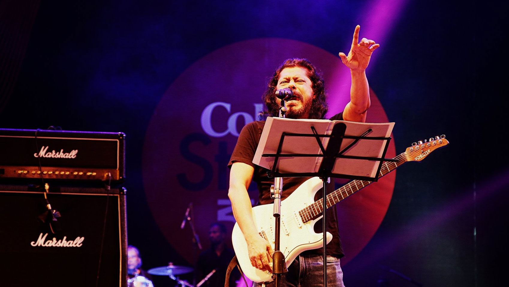 তুমুল হট্টগোলে ফরিদপুরে পণ্ড হলো কনসার্ট, আয়োজকদের দুষলেন জেমস