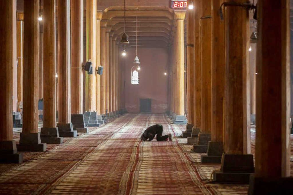 কাশ্মীরে মসজিদের ওপর কড়া নজরদারি, মুসল্লিদের তথ্য নিচ্ছে মোদি সরকার