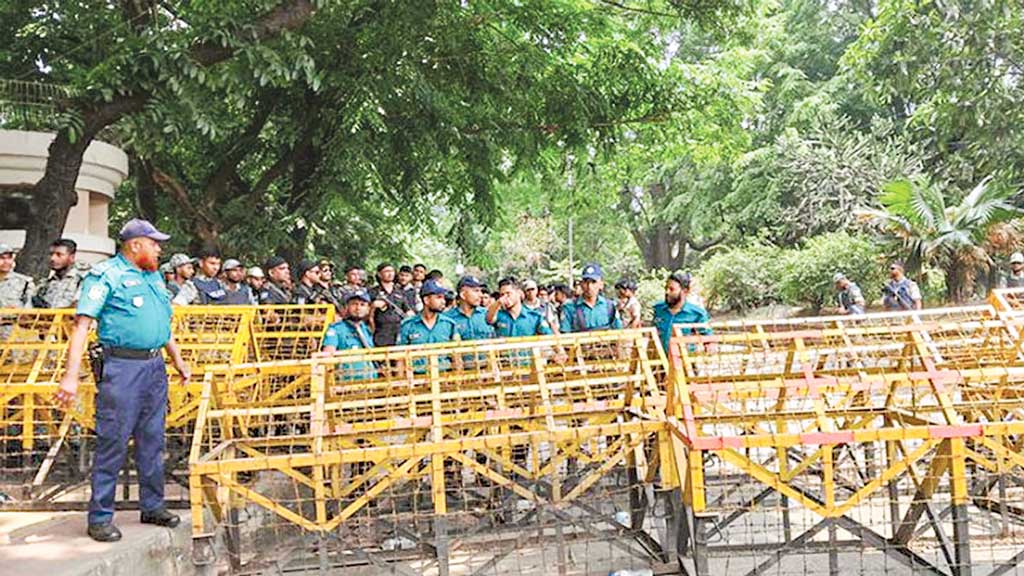 সর্বত্র বিক্ষুব্ধ কোলাহল, যমুনা ঘিরে নীরবতা