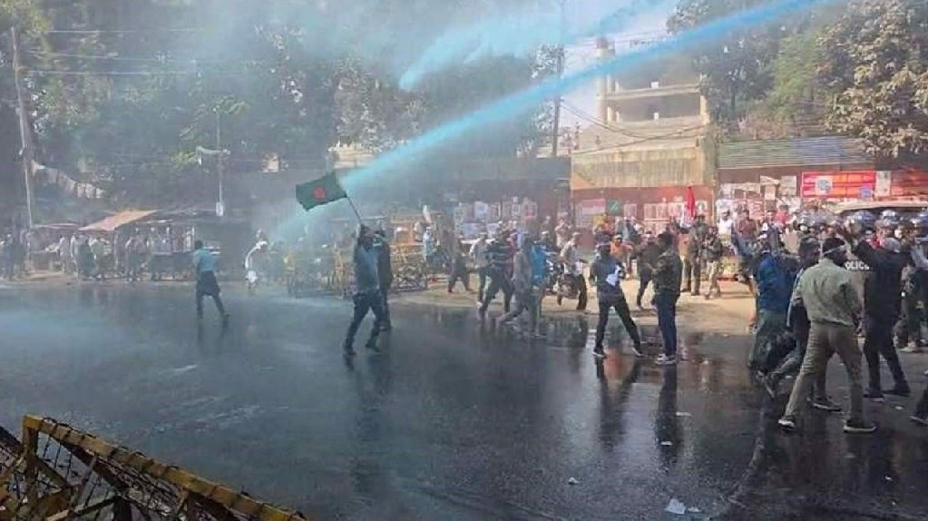 সরকারি কর্মচারীদের যমুনার সামনে অবস্থান, সাউন্ড গ্রেনেড ছুড়েও সরাতে পারছে না পুলিশ