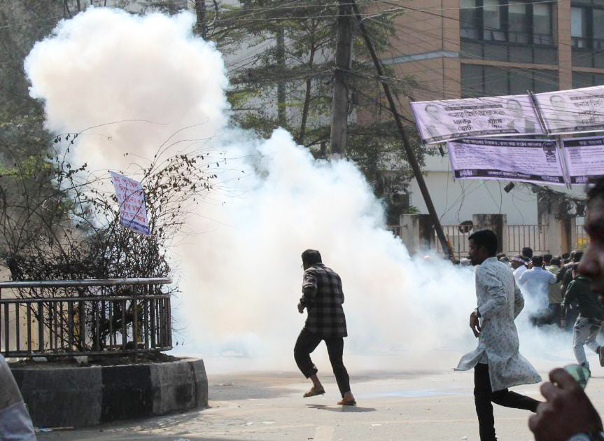 জলকামান-সাউন্ড গ্রেনেড ছুড়ে সরকারি কর্মচারীদের সরিয়ে দিল পুলিশ