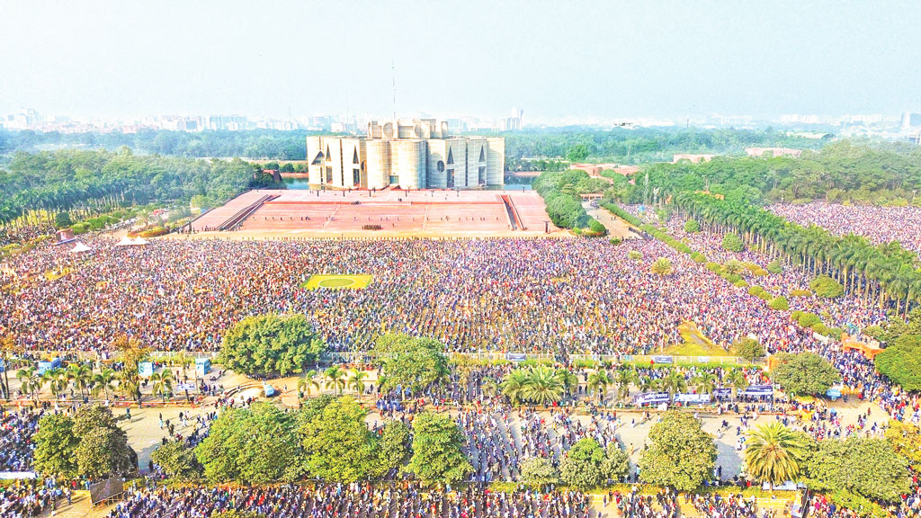 সাবেক প্রধানমন্ত্রী ও বিএনপির চেয়ারপারসন খালেদা জিয়া বিদায় নিলেন লাখো মানুষের জনসমুদ্র থেকে। তাঁর জানাজায় গতকাল রাজধানীর মানিক মিয়া অ্যাভিনিউ ও এর আশপাশের এলাকায় নেমেছিল মানুষের ঢল। ছবি: আজকের পত্রিকা