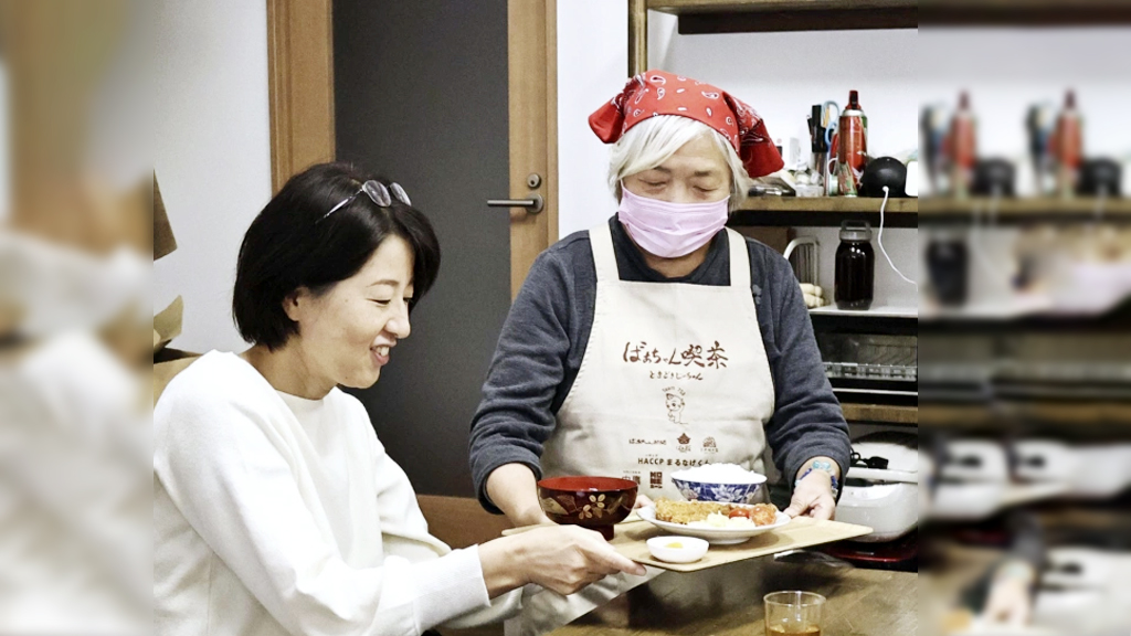 যে রেস্তোরাঁয় কাজ পান শুধু ৭৫ বছরের ঊর্ধ্বে মানুষ