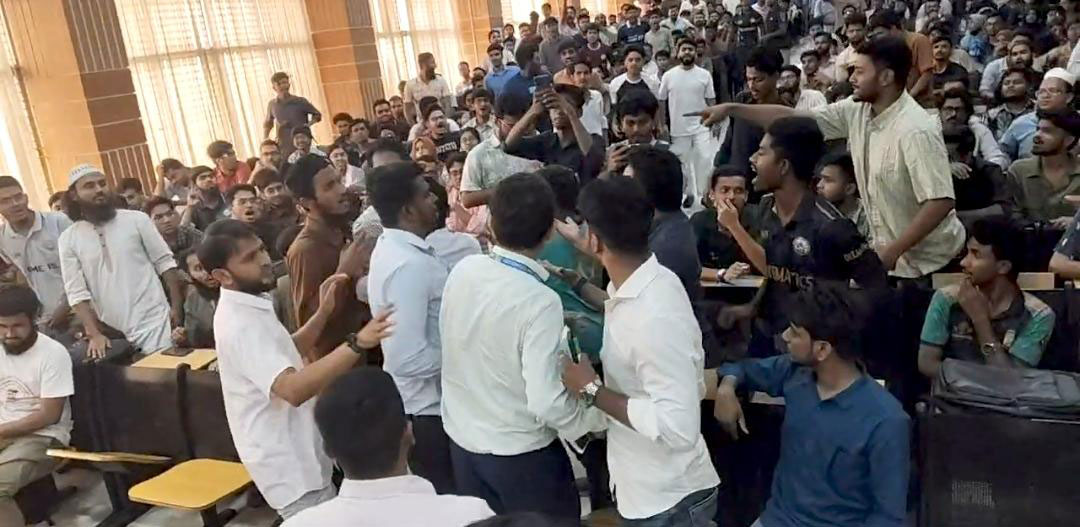 যবিপ্রবিতে ছাত্ররাজনীতির পক্ষ-বিপক্ষ নিয়ে শিক্ষার্থীদের দুই পক্ষের হট্টগোল-উত্তেজনা