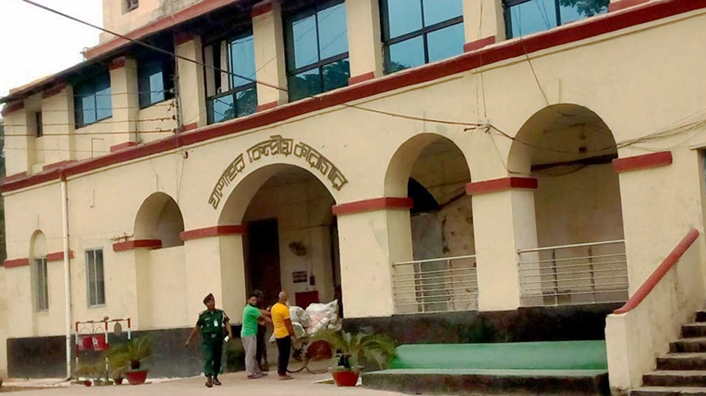 প্যারোলে মুক্তি মেলেনি, কারাফটকে দেখলেন মৃত স্ত্রী-সন্তানের মুখ