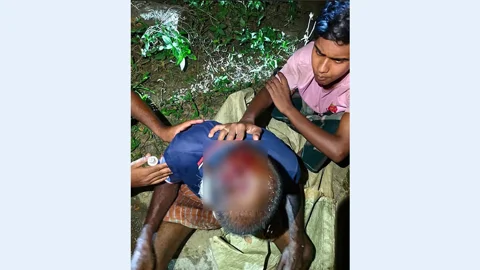 নির্জনে বৃদ্ধ চালককে জখম করে ভ্যান নিয়ে চম্পট যাত্রী