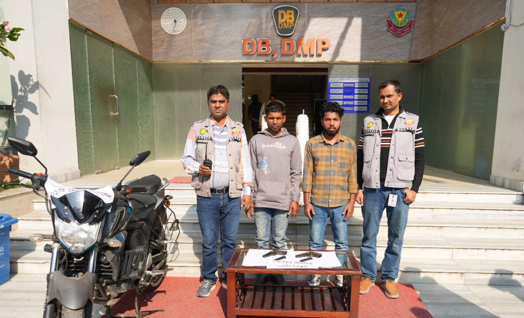 যাত্রাবাড়ীতে বিদেশি পিস্তলসহ গ্রেপ্তার ২