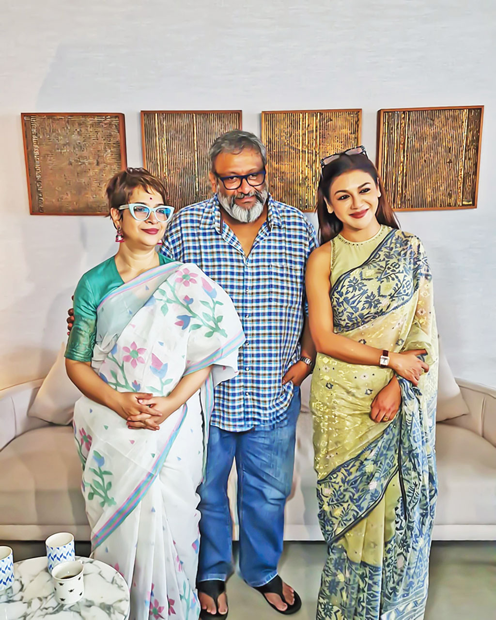 গতকাল ‘আজও অর্ধাঙ্গিনী’ সিনেমার মহরতে কৌশিক গাঙ্গুলী ও চূর্ণী গাঙ্গুলীর সঙ্গে জয়া আহসান