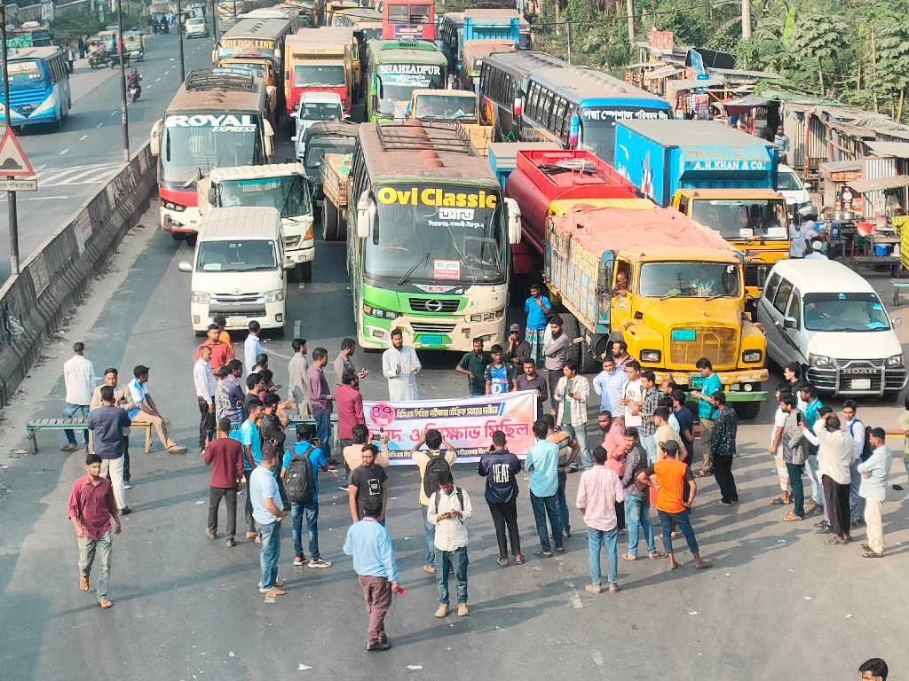 ৪৭তম বিসিএস: লিখিত পরীক্ষা পেছানোর দাবিতে ঢাকা-আরিচা মহাসড়ক অবরোধ