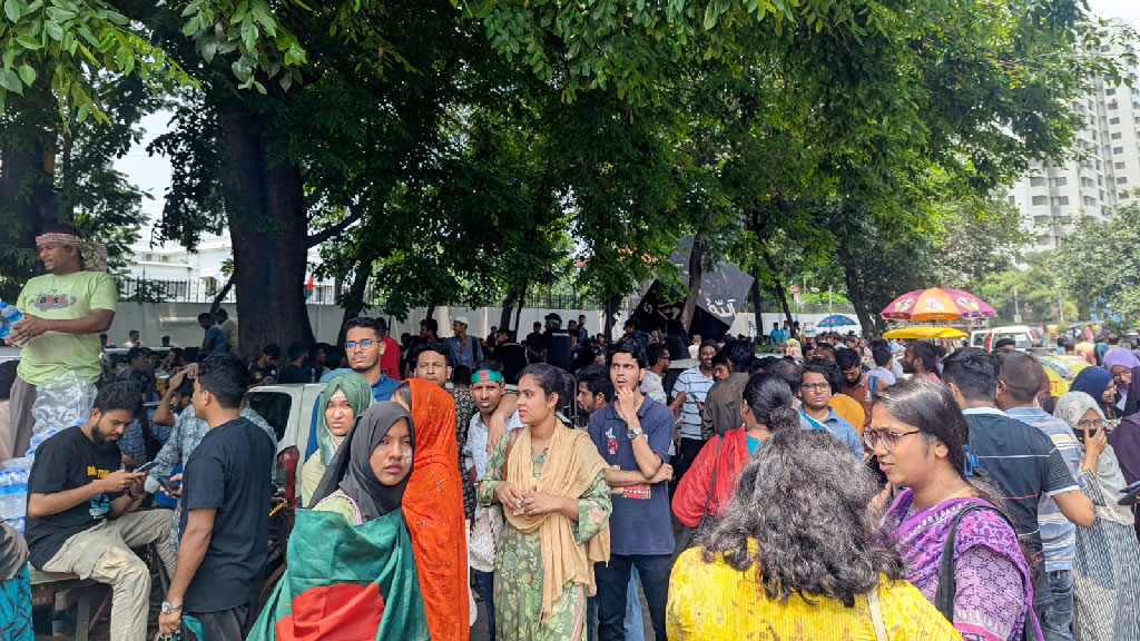 কাকরাইলে জড়ো হয়েছেন জবির সাবেক ও বর্তমান শিক্ষার্থীরা, জুমার পর গণঅনশন