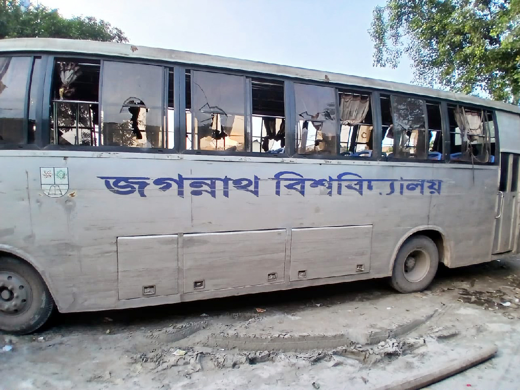 জবি শিক্ষার্থীদের বাসে হামলা, ছাত্রীসহ আহত ১০