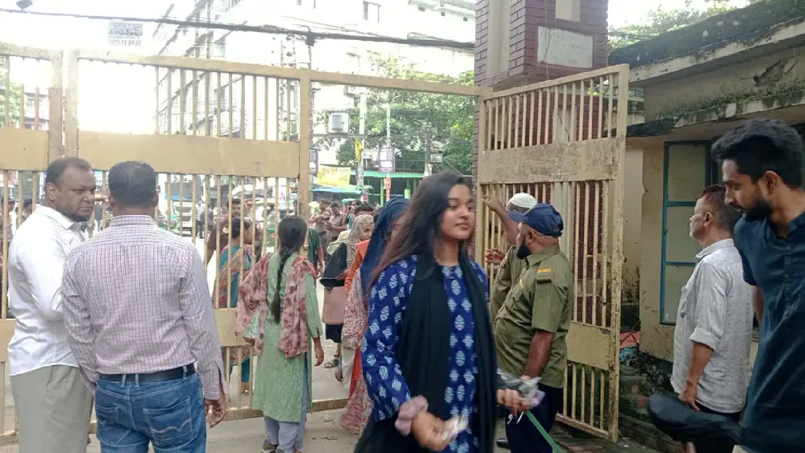 জবি ক্যাম্পাসে কঠোর নিরাপত্তায় প্রবেশ শিক্ষার্থীদের