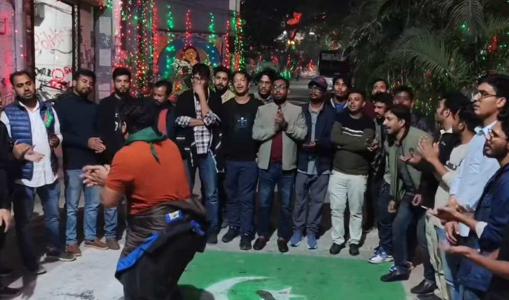 জবির মূল ফটকে পাকিস্তানের পতাকা আঁকতে বাধা, ভিসিকে অবরুদ্ধ করে ছাত্রদলের বিক্ষোভ