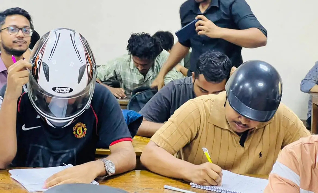 হেলমেট পরে পরীক্ষায় বসলেন জবি শিক্ষার্থীরা ‎