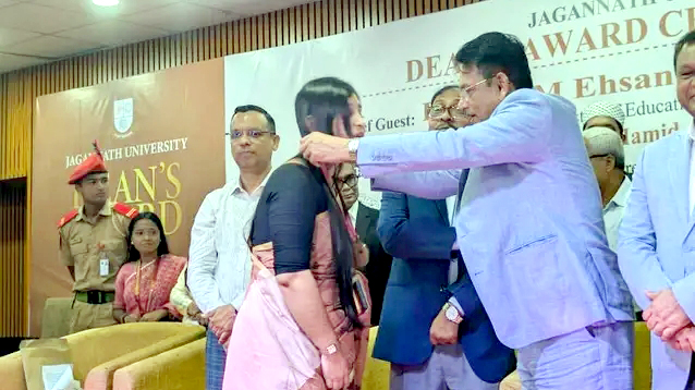 জবিতে প্রথমবারের মতো ডিনস অ্যাওয়ার্ড পেলেন ১০৪ শিক্ষার্থী