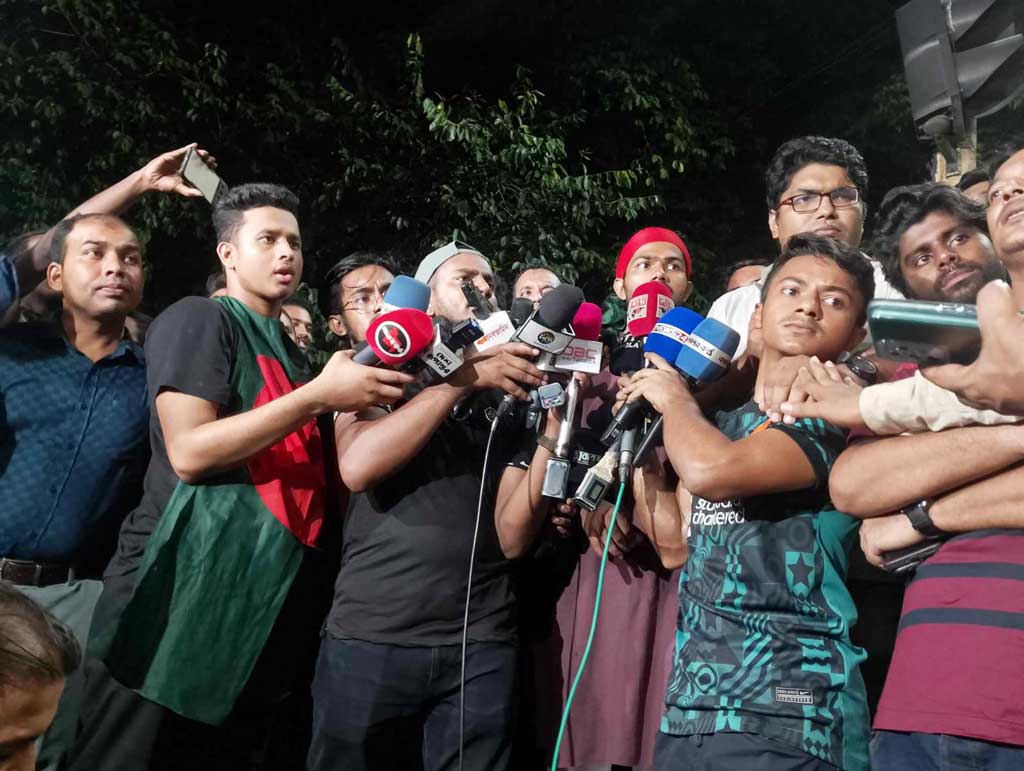 শান্তিপূর্ণভাবে আন্দোলন চালিয়ে যাওয়ার ঘোষণা জবি শিক্ষার্থীদের, বোতল নিক্ষেপের ঘটনায় শিক্ষকের দুঃখপ্রকাশ