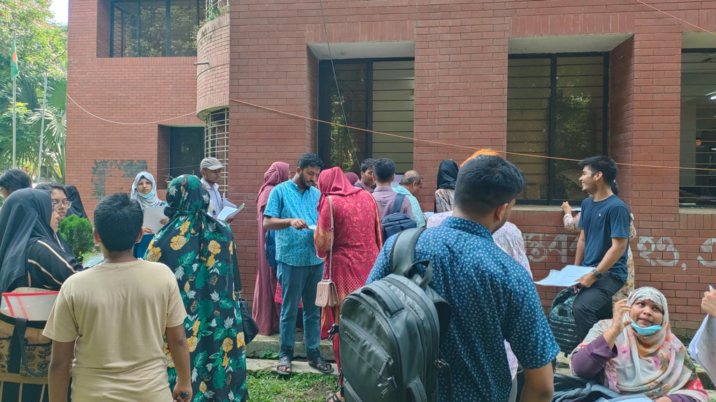 পুনরায় অটোরিকশা চালুর দাবিতে প্রশাসনিক ভবন অবরোধ, ভোগান্তিতে ভর্তি-ইচ্ছুক শিক্ষার্থীরা