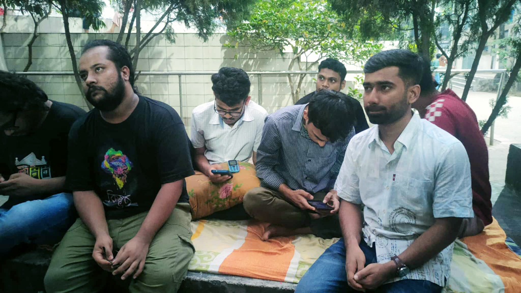 জবির নতুন ক্যাম্পাসের কাজ শুরুর দাবিতে কাঁথা-বালিশ নিয়ে শিক্ষার্থীর অবস্থান