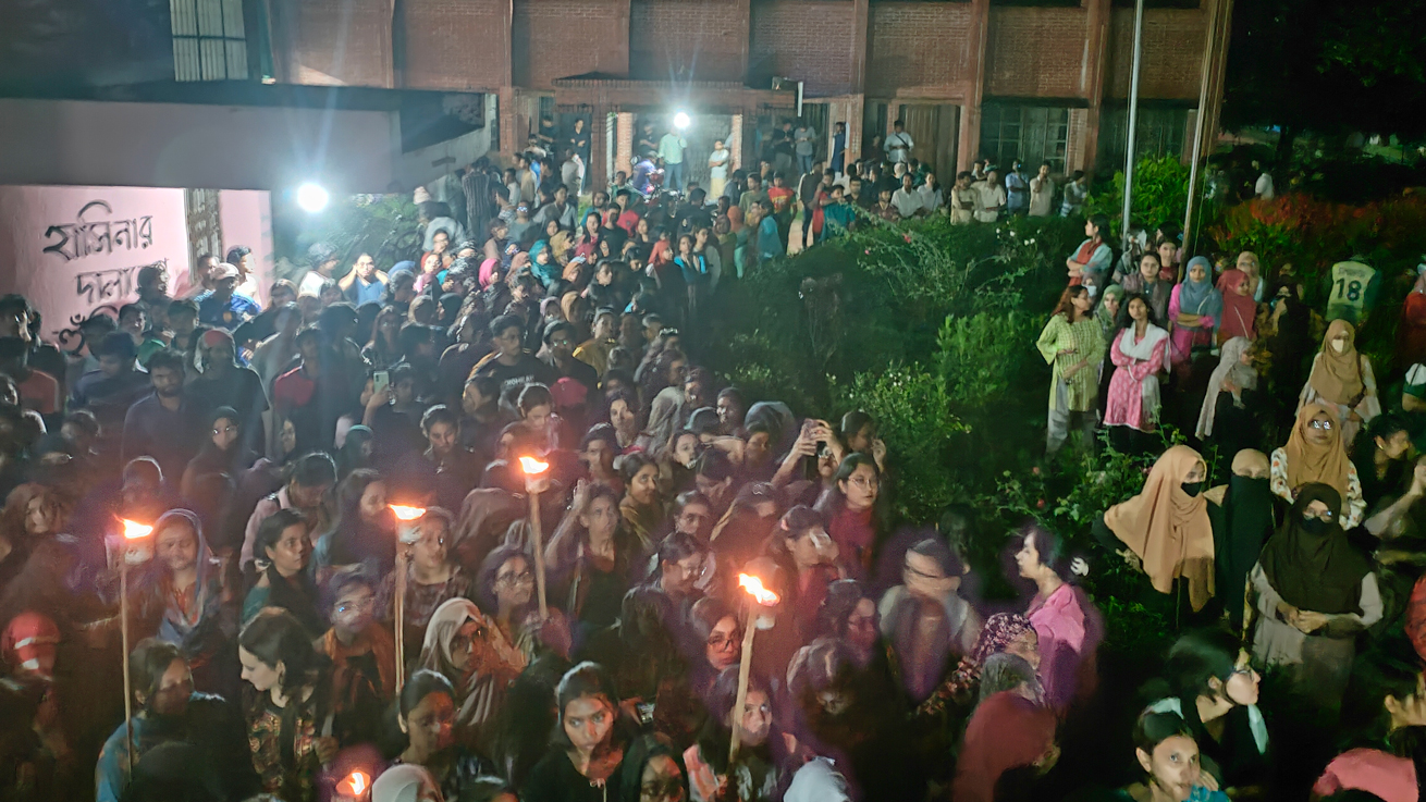 জাবি শিক্ষার্থীকে ধর্ষণচেষ্টা: দ্রুত বিচার নিশ্চিতসহ ৫ দাবিতে শিক্ষার্থীদের মশাল মিছিল
