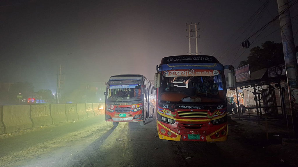 সাবেক শিক্ষার্থীর প্রাইভেট কারে ধাক্কা, জাবিতে ১২ বাস আটকে ক্ষতিপূরণ আদায় ছাত্রদলের