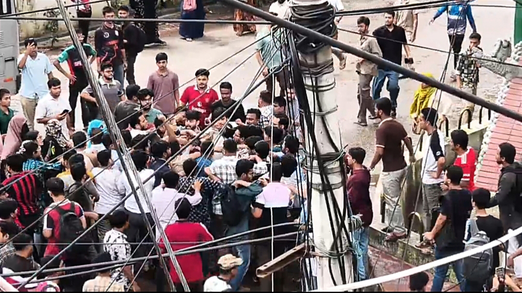 জবিতে ছাত্রদল-শিবির-ছাত্রশক্তি সংঘর্ষ, আহত অর্ধশতাধিক