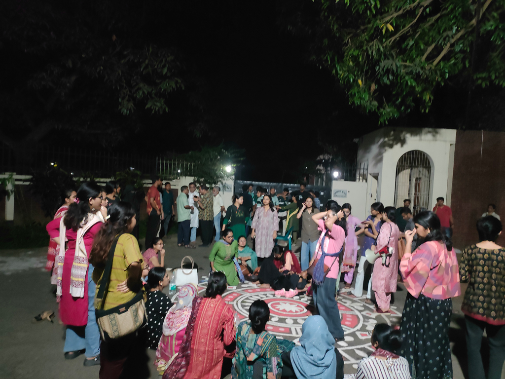৪৮ ঘণ্টার আলটিমেটাম শেষে প্রক্টরের পদত্যাগের দাবিতে উত্তাল জাবি ক্যাম্পাস