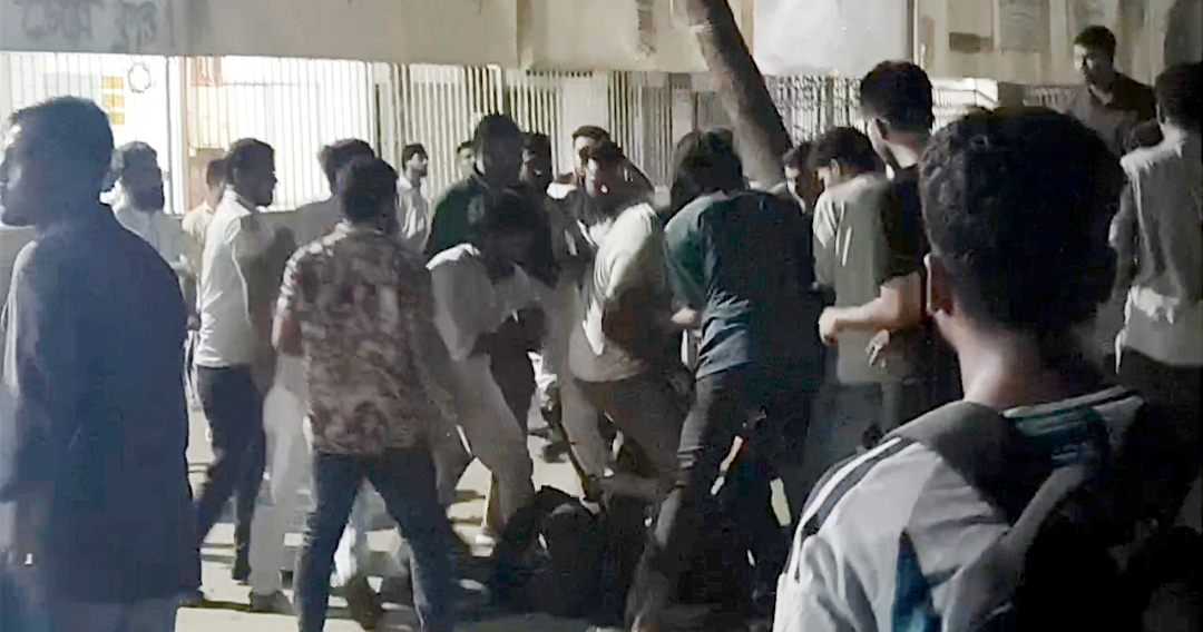 কনসার্টে স্টেজে বসা নিয়ে জবি ছাত্রদলের দুই গ্রুপের সংঘর্ষ, আহত ৩ ‎