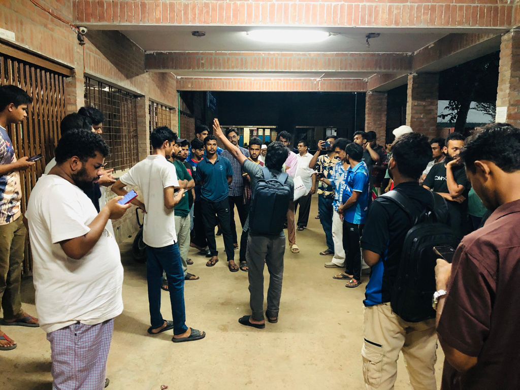 জাবির চিকিৎসাকেন্দ্র সংস্কারের দাবিতে শিক্ষার্থীদের ‘মেডিকেল ঘেরাও’